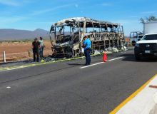 Se incendia autobús; 4 muertos y 11 heridos en autopista costera de Sinaloa