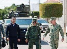 El General Trevilla y Garcia Harfuch caminan por calles de Las Quintas en Culiacán