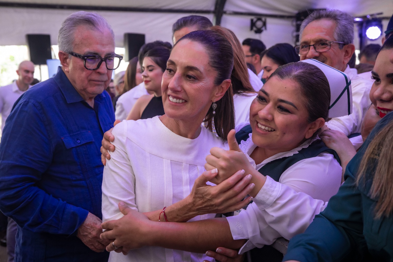 Claudia y Rocha con la gente